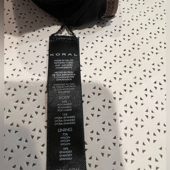 Koral Olive Green Brown Camo Sweeper Infinity Sports Bra A234506 NWOT size S - Picture 6 of 8